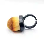 Perie de praf pe deget, negru
