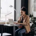 LAMPĂ DE NOAPTE LED PENTRU BIROU ȘCOLAR, LAMPĂ DE DESEN, SUPORT TELEFON -E147 CU MODEL DIN PIELE ECO
