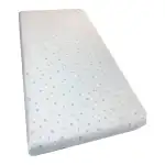 Cearsaf cu elastic pe colt 120x60 cm cu imprimeu - Stelute pe alb, en-gros Supreva