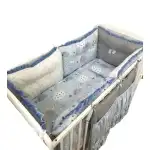 Lenjerie 10 piese cu 6 aparatori pufoase si buzunar pat 120x60 cm Deseda Gri-norisori-stelute albastre, en gros Supreva