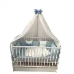Lenjerie Personalizata pat 120x60 cm cu aparatori din 9 pernute pufoase, perna paturica si cearsaf cu volan Deseda Albastru - Stelute albe pe albastru