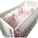 Lenjerie Personalizata pat 120x60 cm cu aparatori din 7 pernute pufoase, perna paturica si cearsaf cu volan Deseda Roz - Stelute gri pe alb