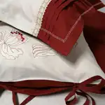 Írisz ágynemű, hímzés, 8 db, bordó/elefántcsont, 100% pamut (1 paplanhuzat 240 x 220, 1 lepedő 280 x 300, 4 db párnahuzat 50 x 70, 2 db díszpárnahuzat 45 x 45), Supreva nagykereskedés
