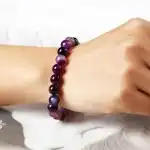 Achát, sávos, lila, természetes kő, 10mm. gyöngyöket
