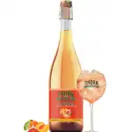 Băutură de cocktail cu rachiu gazos de caise cu suc de piersici și smochine
