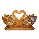 Кафява салфетница във формата на лебед за масата на едро