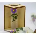 Цвете в епруветка с Малка дървена стойка