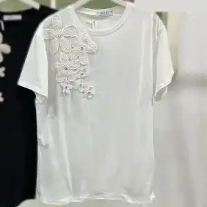 Дамска тениска S-M/L-XL бяла макраме цветя и перли Z967 на едро